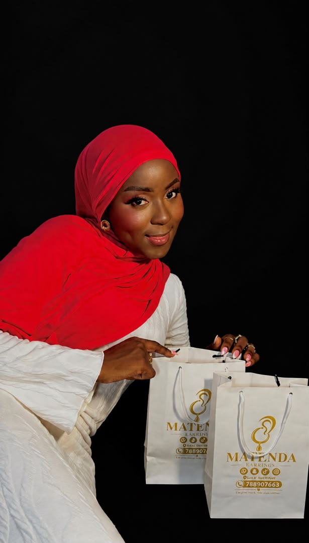 Cliente MATENDA Earrings avec ses sacs de commande à Dakar